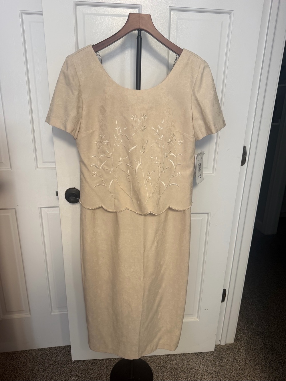 Mother of the Bride Elegant Cream Short-Sleeve Embroidered Dress NWT Size 12